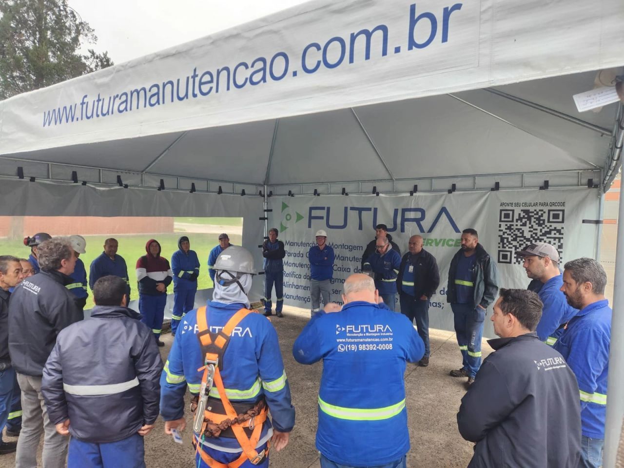 Equipe reunida sob a tenda da Futura