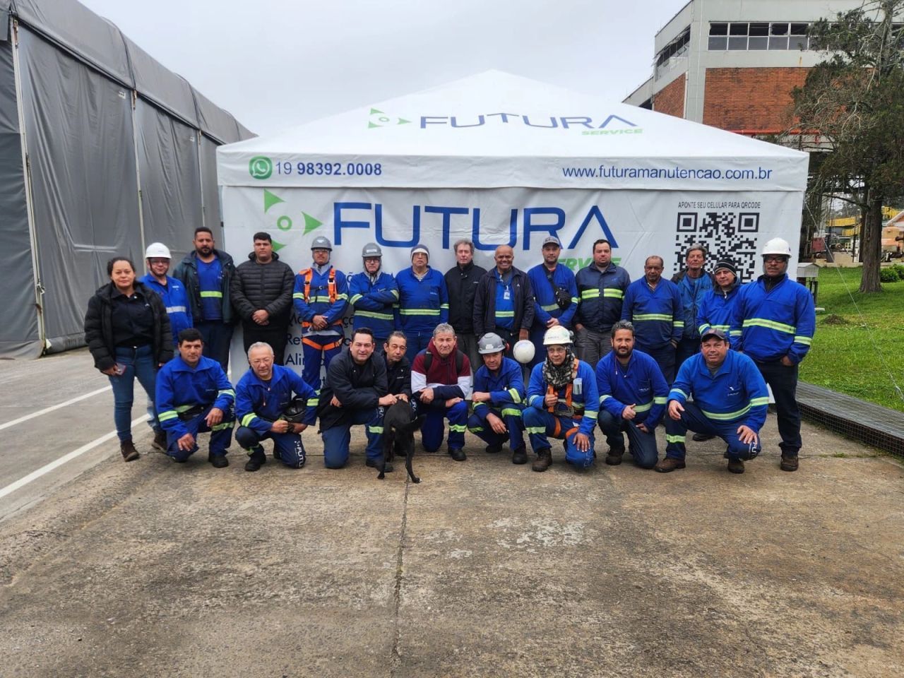 Equipe Futura reunida em frente à tenda da empresa em uma planta industrial