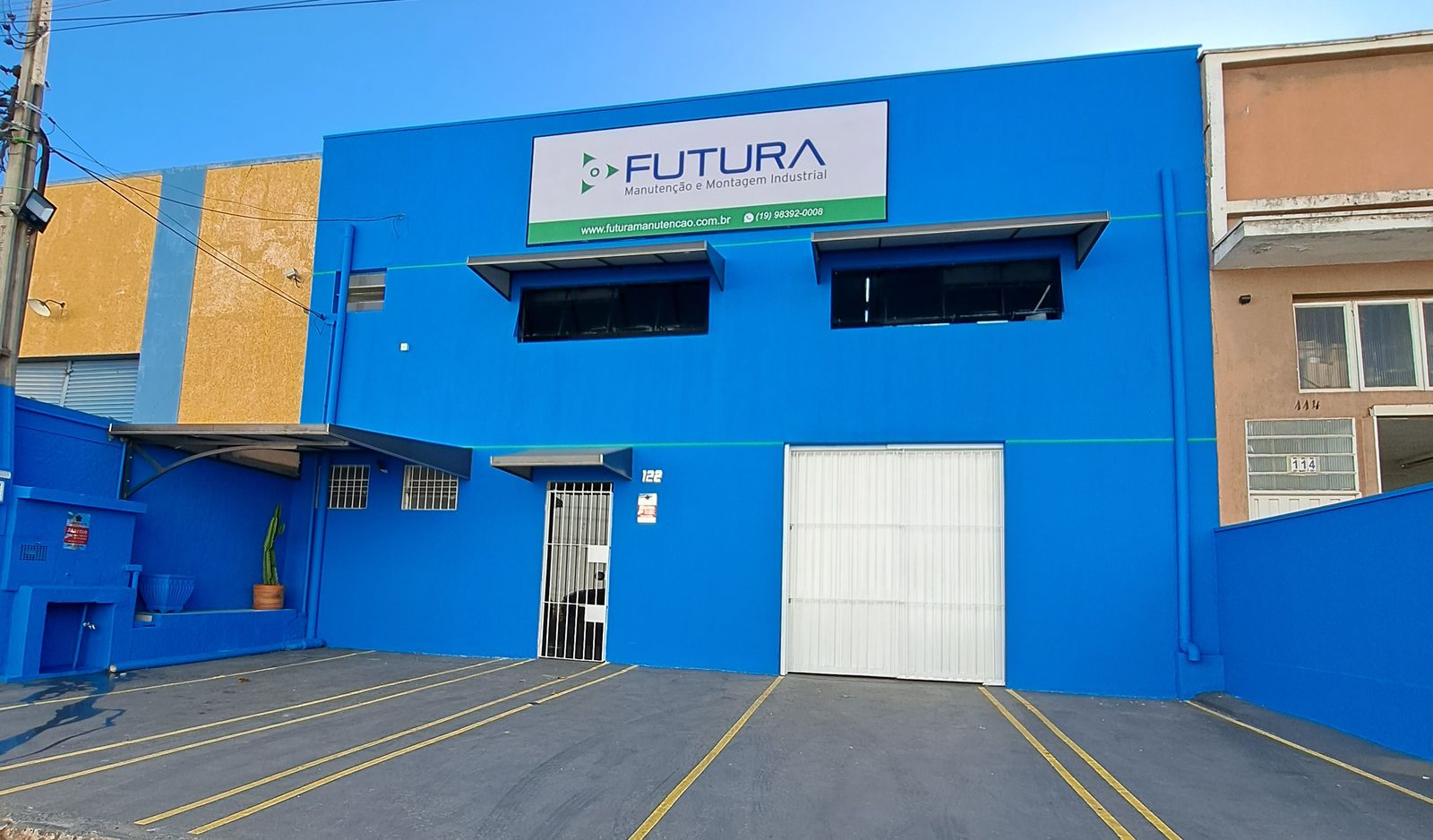 Fachada azul da sede da Futura, Rua Souza Brito, 122