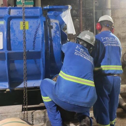 Equipe da Futura trabalhando em equipamento de grande porte