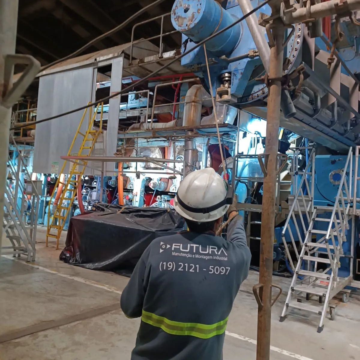Técnico da Futura em frente a uma máquina de papel