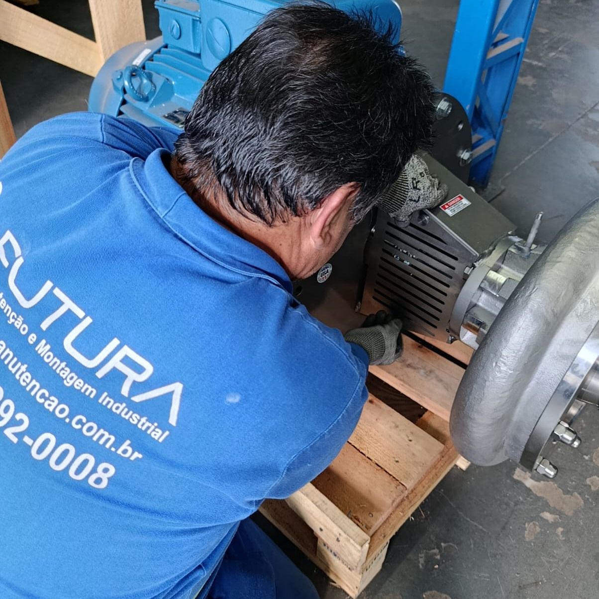 Profissional ajustando motor acoplado a uma bomba
