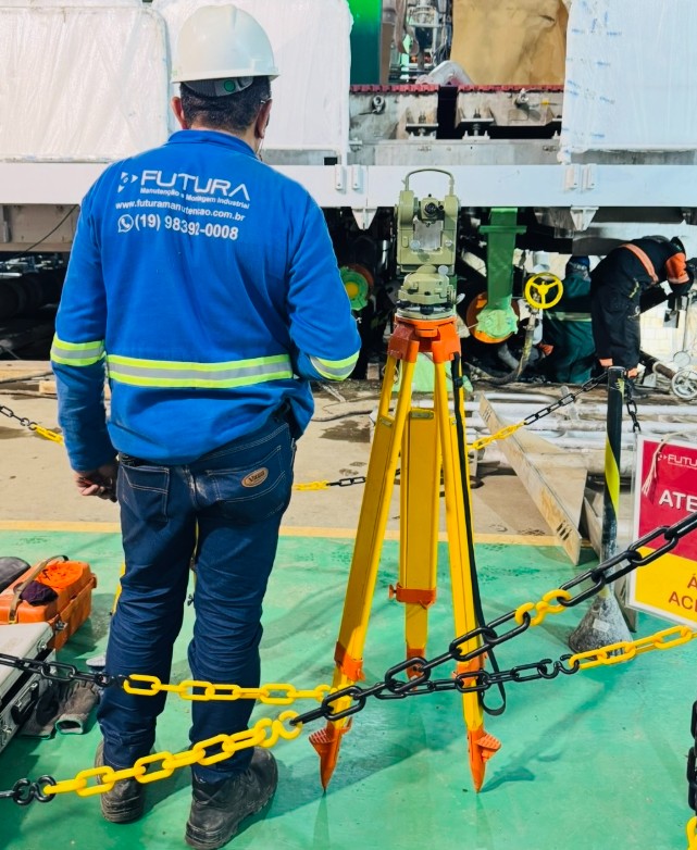 Técnico da Futura com equipamento de topografia para alinhamento de máquinas industriais